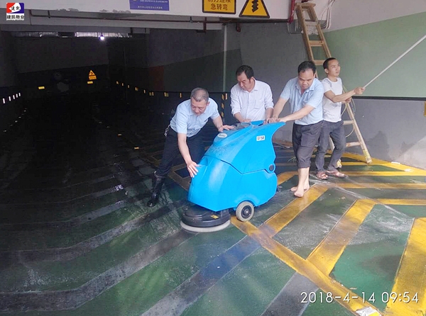 清洗步行街广场车道